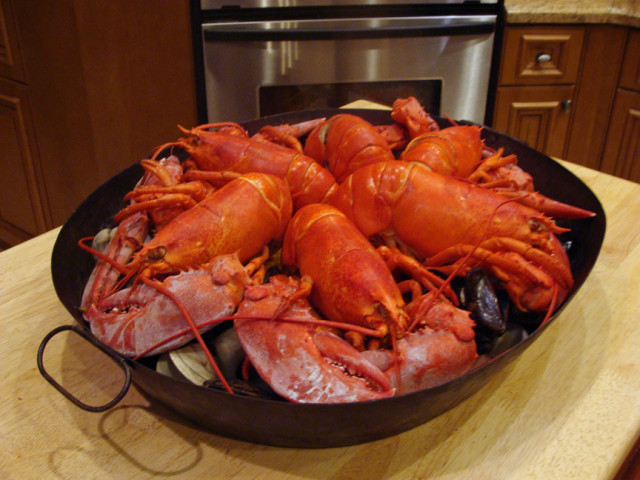lobster_bake_in_pan_to_be_served _lg