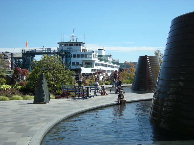 Bremerton,_WA_-_Washington_State_Ferry_from_Harborside_Fountain_Park_01