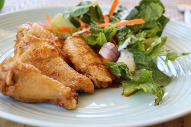 Spicy-chicken-wings-with-salad-and-blue-cheese-dressing