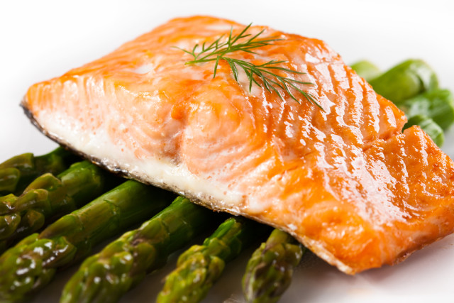 baked-salmon-with-asparagus-and-roa